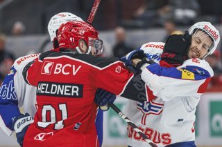 Le LHC de Fabian Heldner (à gauche) a cédé face aux Aviateurs à Lausanne. KEYSTONE/VALENTIN FLAURAUD